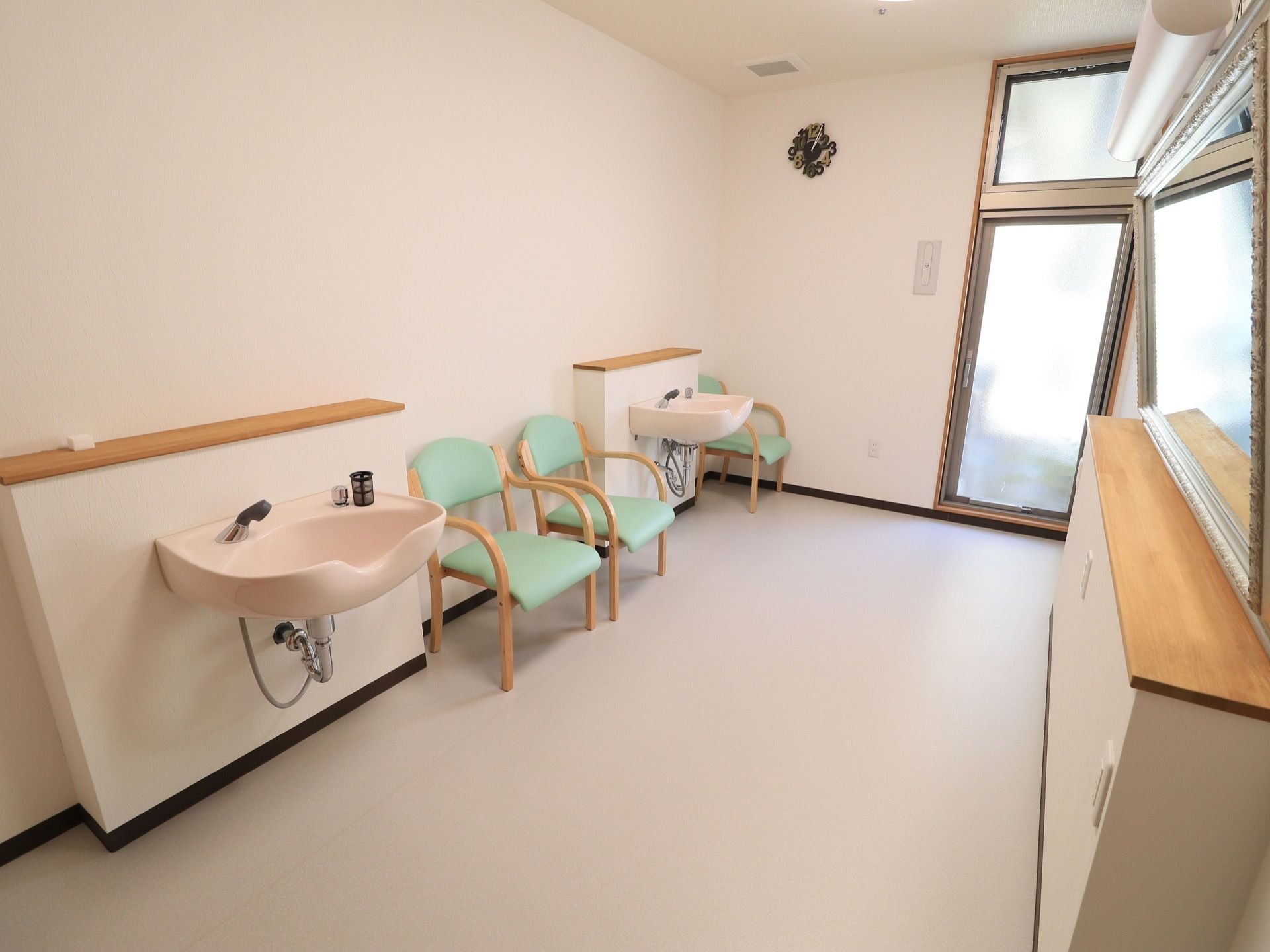 施設に併設されている理容室である。姿が見やすくなるよう、鏡を斜めに配置している。椅子と洗髪用の洗面台がある。