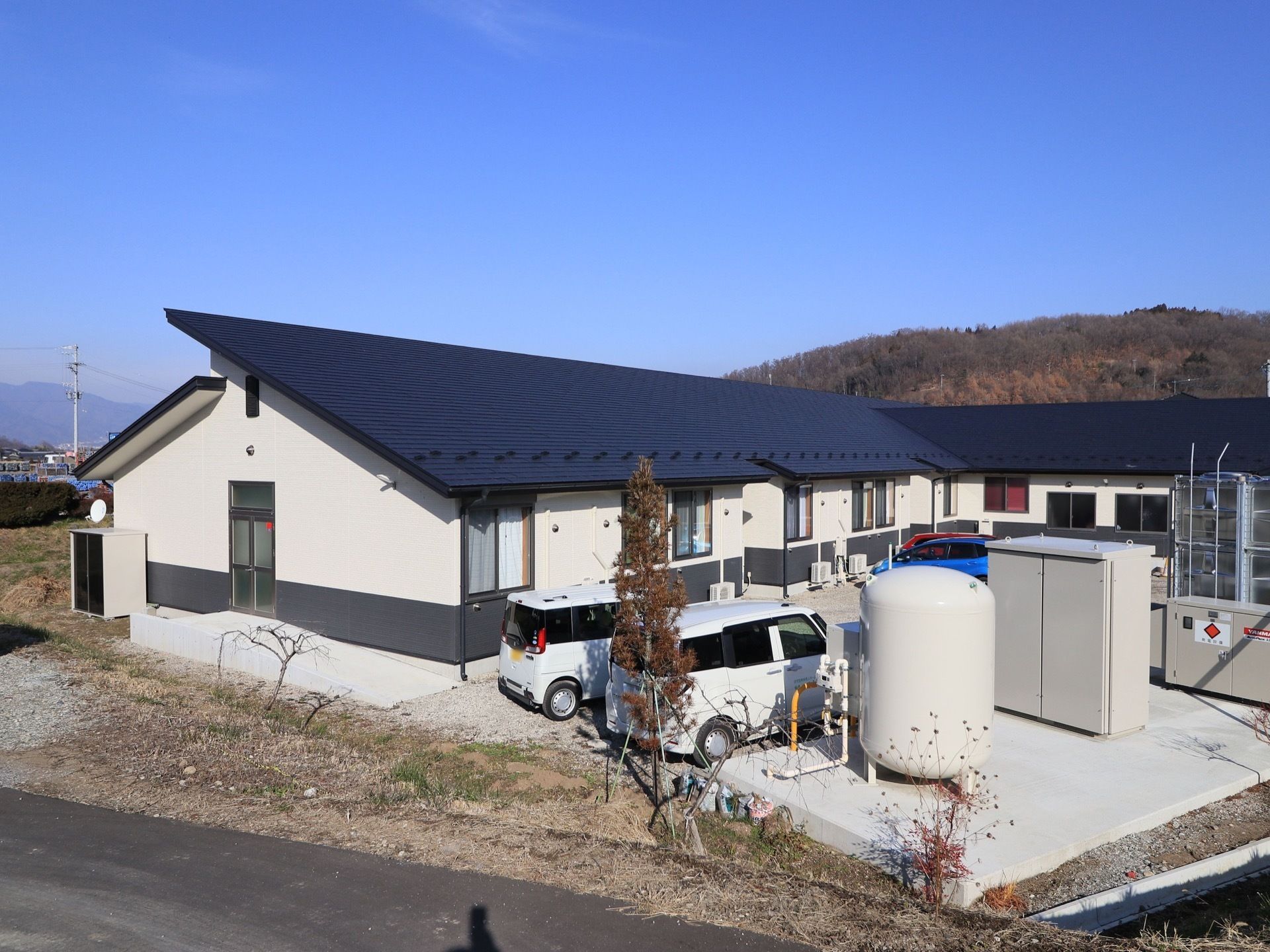 特徴的な屋根をした施設建物である。建物は平屋で、敷地内には変電設備や給排水設備などが設置されている。