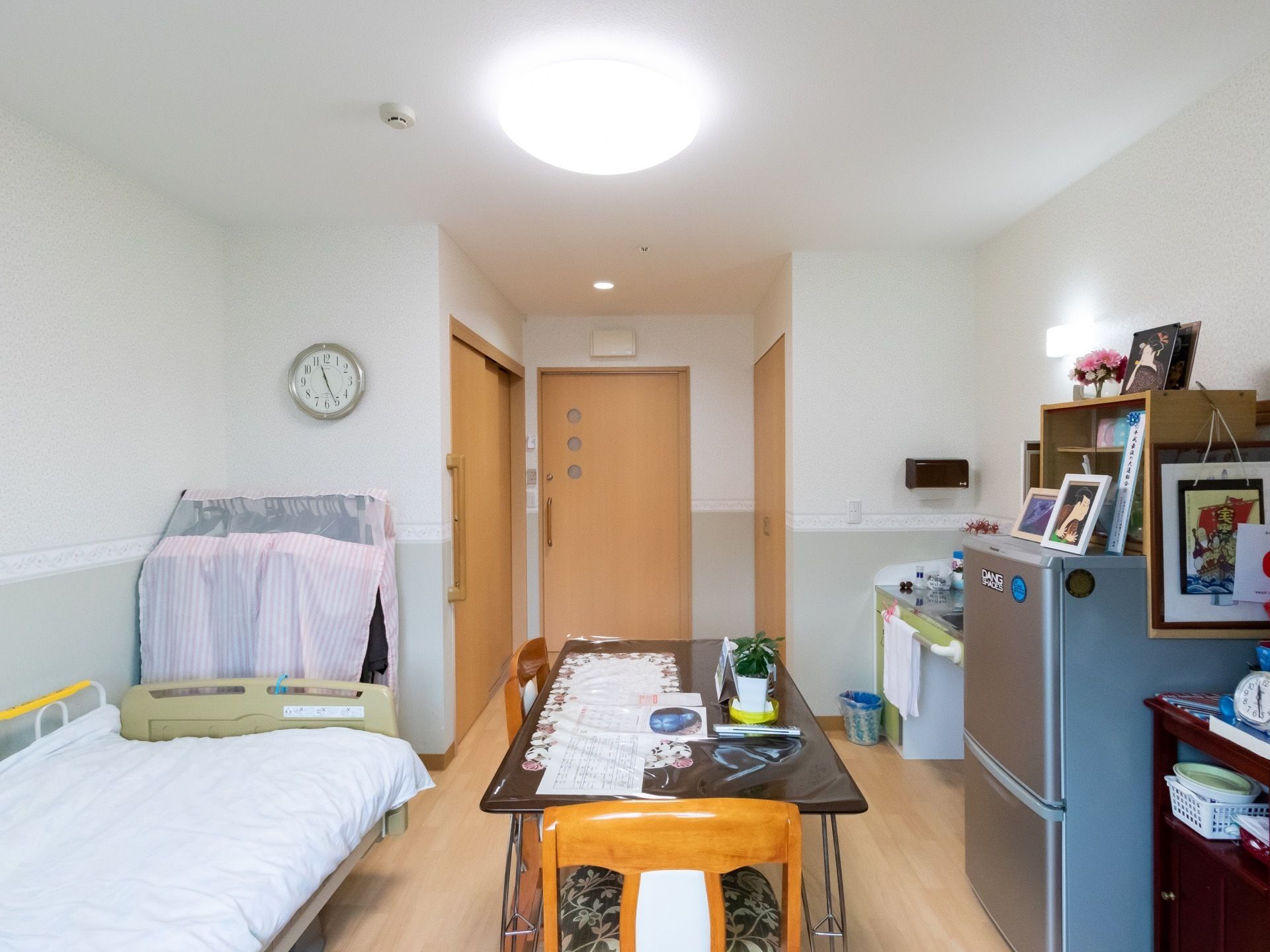 居室は広く、介護ベッドやテーブルなどお気に入りの家具をたくさん置くことができる。段差のないフローリングである。