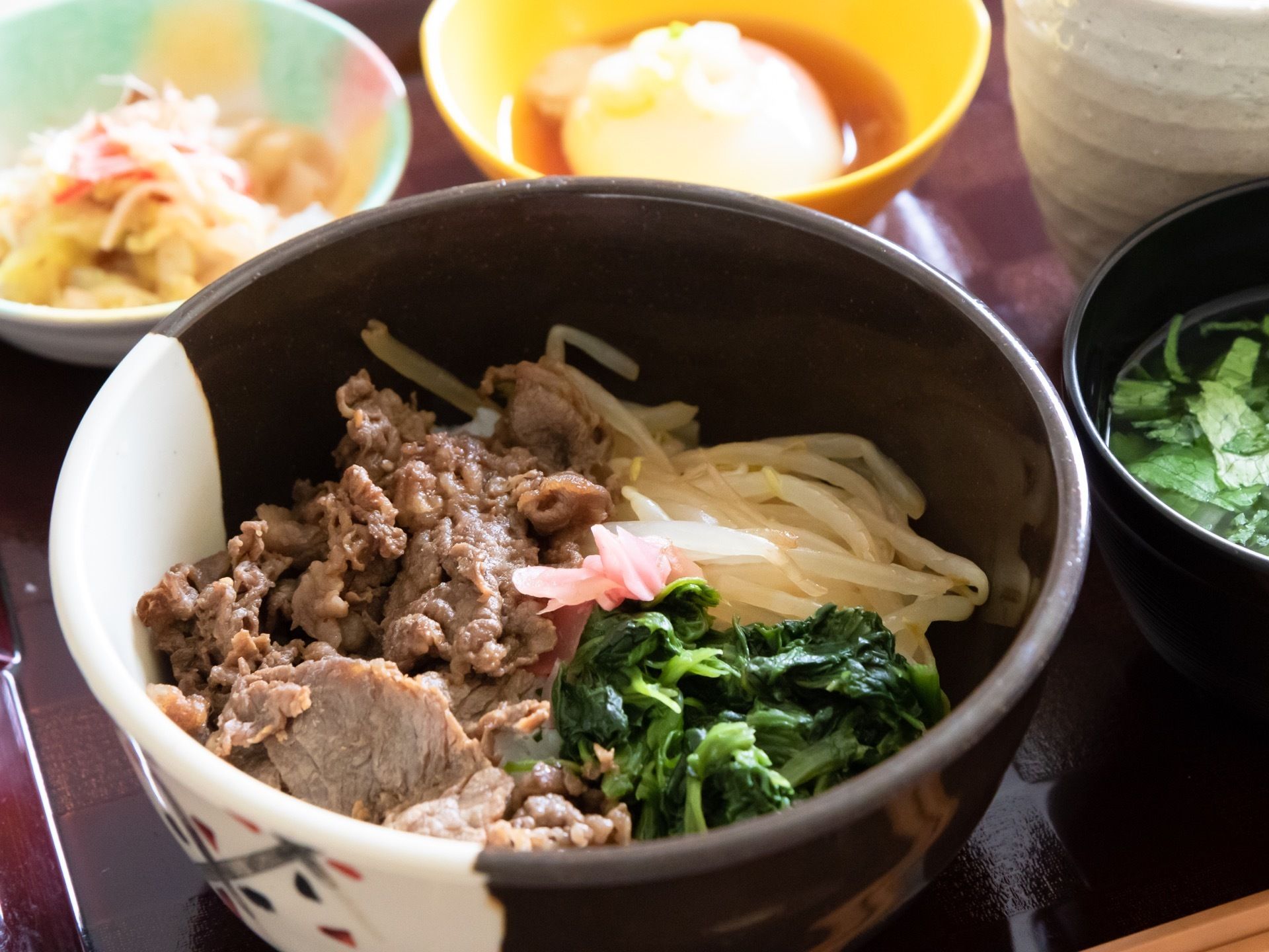 野菜をふんだんに使った食事が並んでいる。お肉や卵などのタンパク質もバランスよく取り入れられており、健康的な毎日を送ることができる。