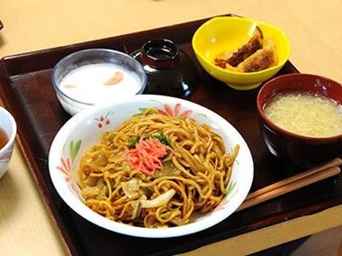 餃子と焼きそば、かきたま汁とヨーグルトのデザートのセット