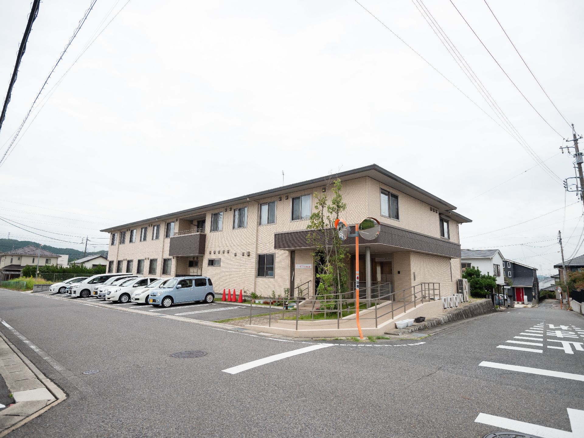 ブラウンを基調とした２階建ての建物。