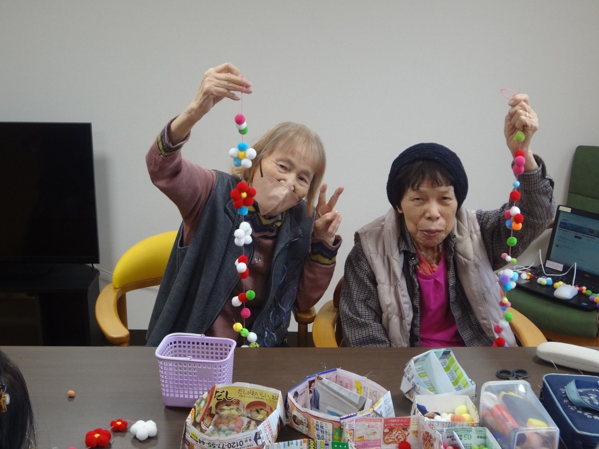 手作り飾りを楽しむ様子