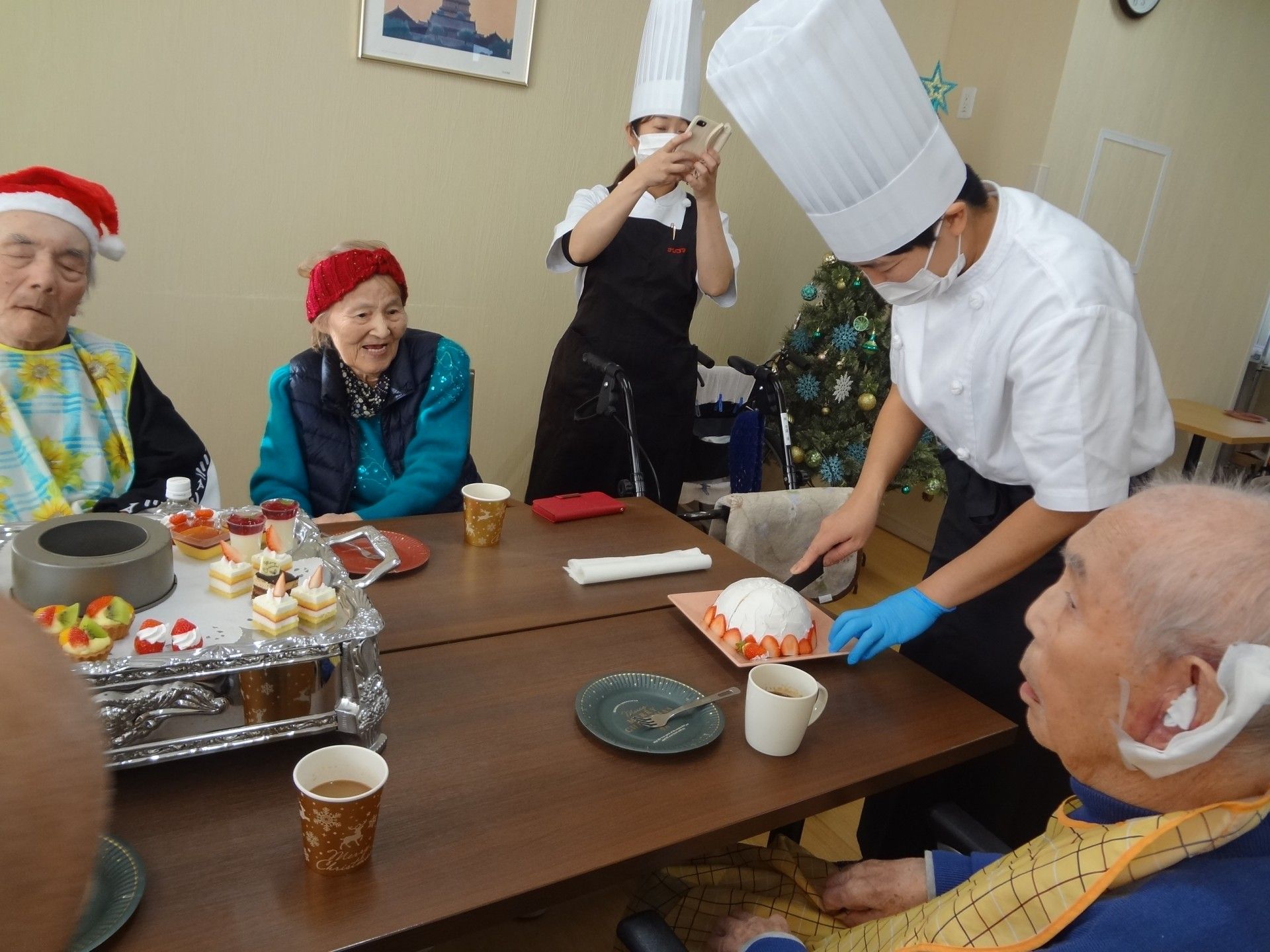 楽しいケーキ作りの場面