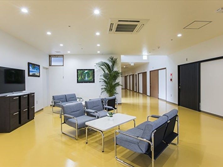 絵画や観葉植物が置かれた共有スペースには応接セットやテレビもあり、ゆったりと過ごせる。