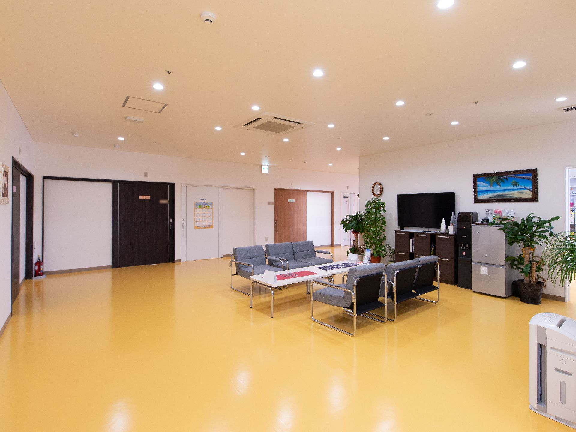 ゆったり座れるソファと、テーブルが置かれたリビングである。大きなテレビも設置されて、お仲間や家族と団らんできる場所となっている。