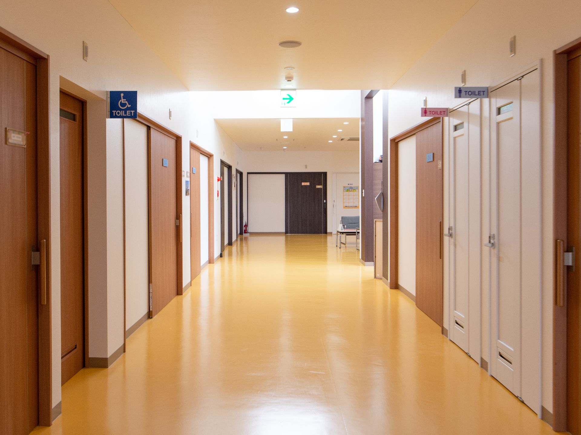 廊下は両側一緒に通行した時でも、ゆったりと通ることができるように幅が広く設計されている。明るく開放感がある。