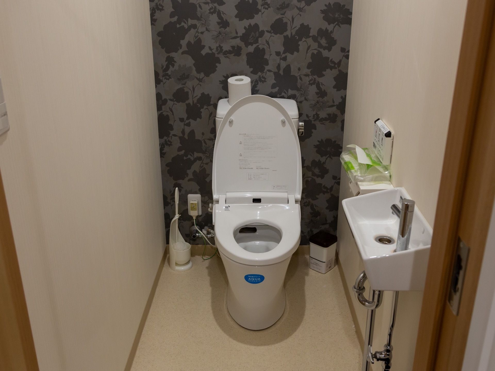 手洗い場が備わったトイレである。手洗い場の横に、ペーパータオルが設置されている。また、掃除用ブラシが置かれている。