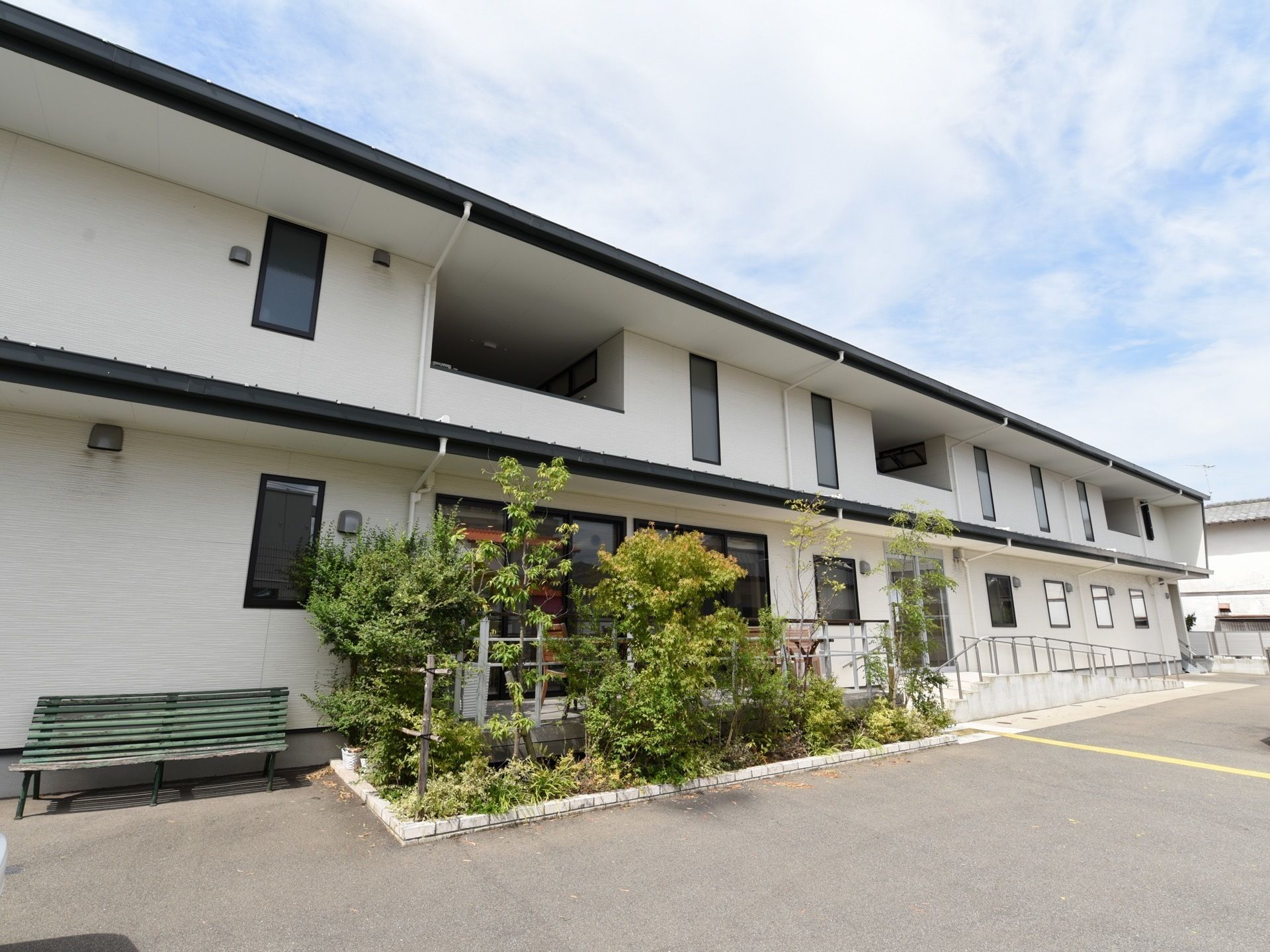 建物の横に駐車場が設置されているので、車での移動が可能である。玄関から駐車場へ行く際、スロープがあるので安心である。