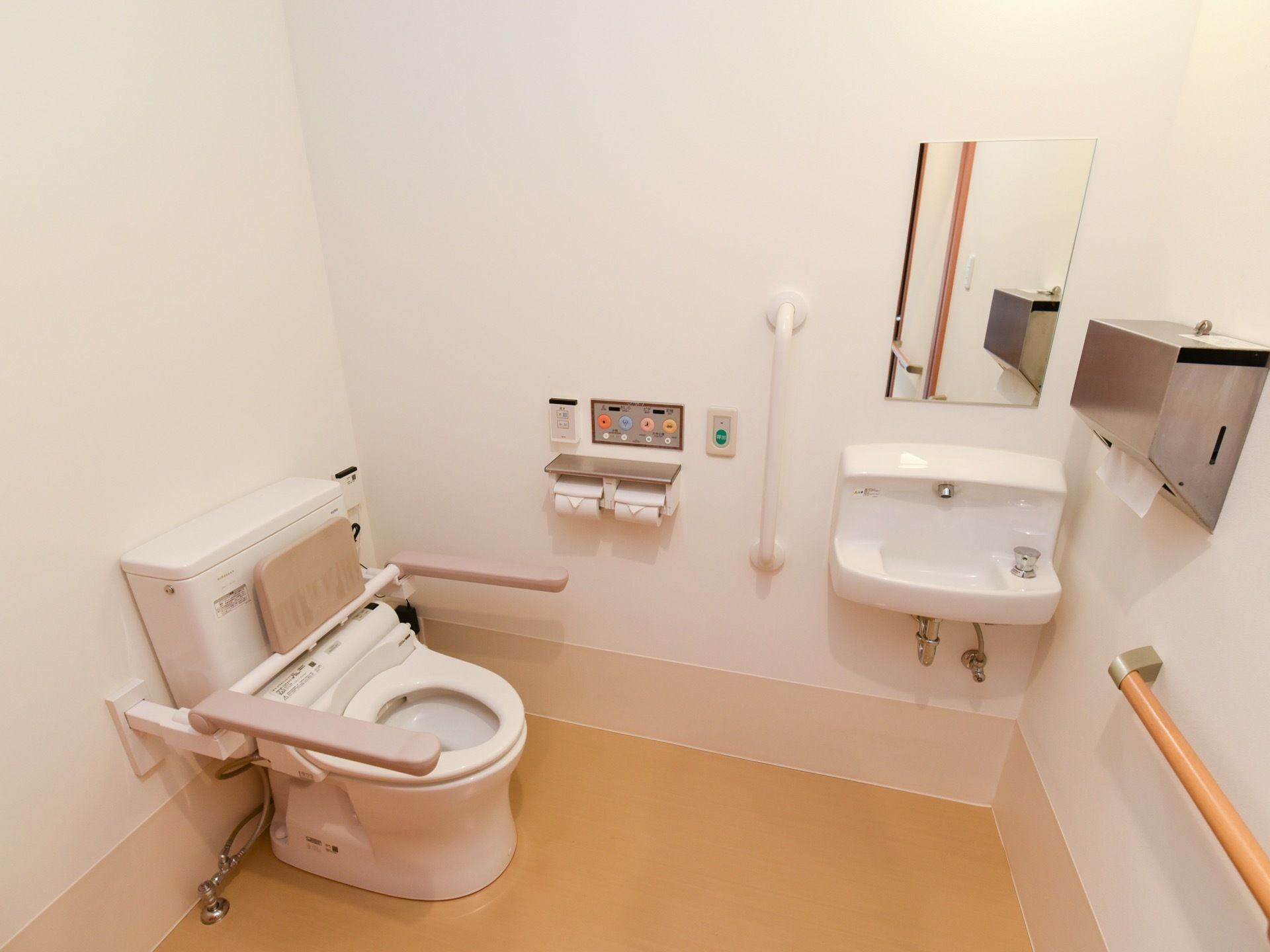 トイレの中は広いので使いやすい。また便器の両サイドや手洗い場の横などに手すりがあり、つかまりながら利用できる。