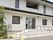 白色と黒色を基調とした外観の施設は、2階建ての横に長い建物となっている。玄関前には、階段とスロープが設けられている。