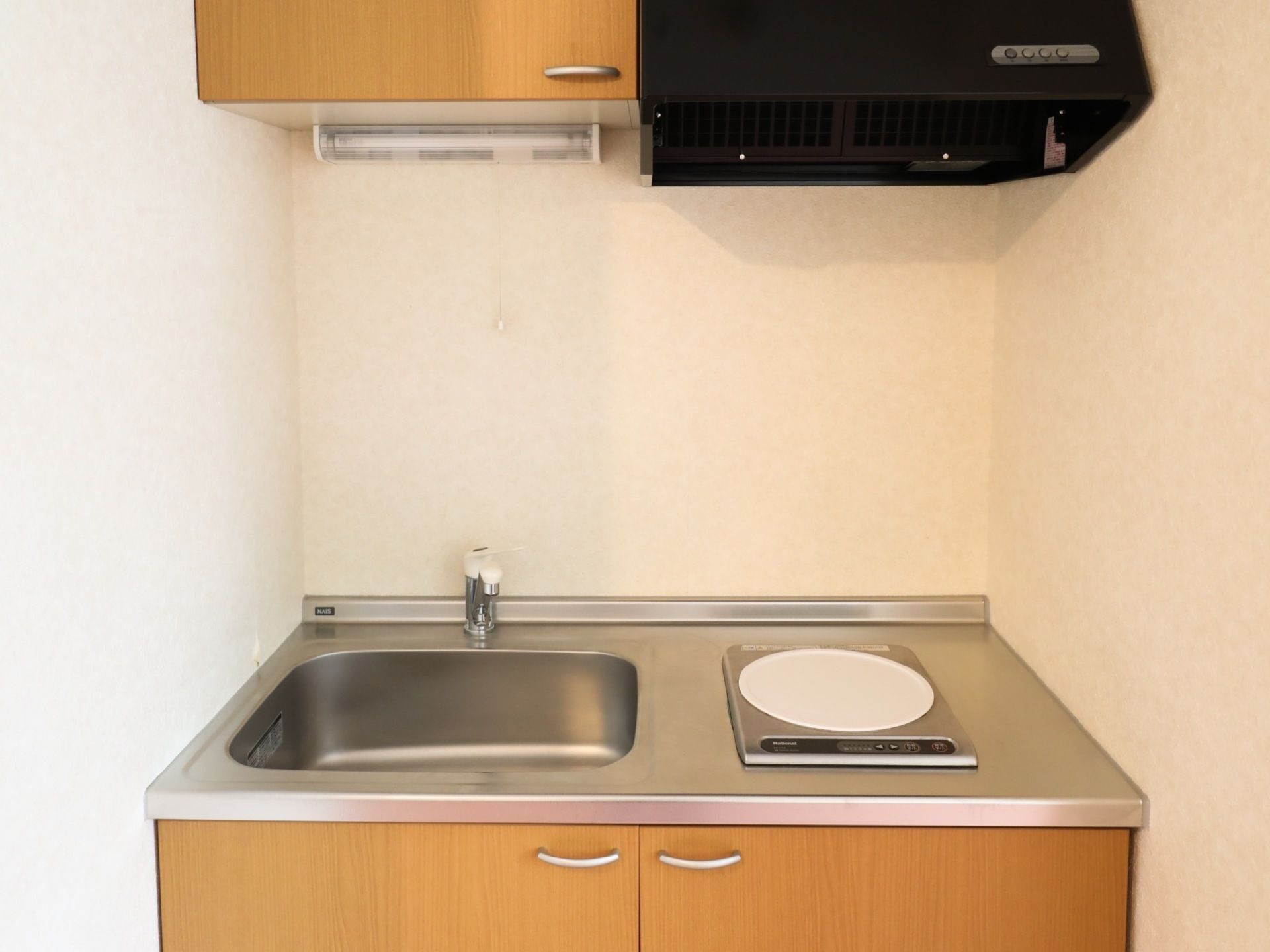 居室には、使い勝手のいいコンパクトなキッチンが完備されている。シンクの上には、照明も取りつけられている。