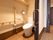 上質感たっぷりの建具が備えつけられている。トイレ内も広々としており、手すりやナースコールも完備されている。