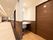 通路の途中に、共用のトイレが設置されている。手洗い場も完備。扉にはトイレマークがあるほか、明かり窓もある。