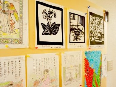 廊下の壁に飾られた入居者の作品の数々。塗り絵やちぎり絵、切り絵など色々な作品がある。