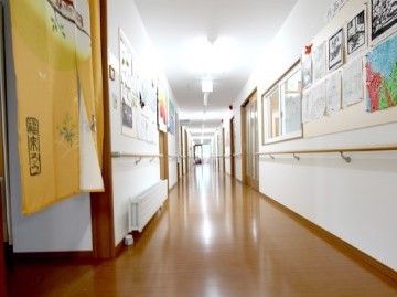 まっすぐに伸びた廊下には両サイドに手すりが付けられ、パネルヒーターもある。