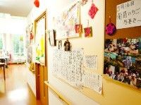 掲示物が貼られた廊下の壁。廊下には手すりが設置され、安全に移動できる。