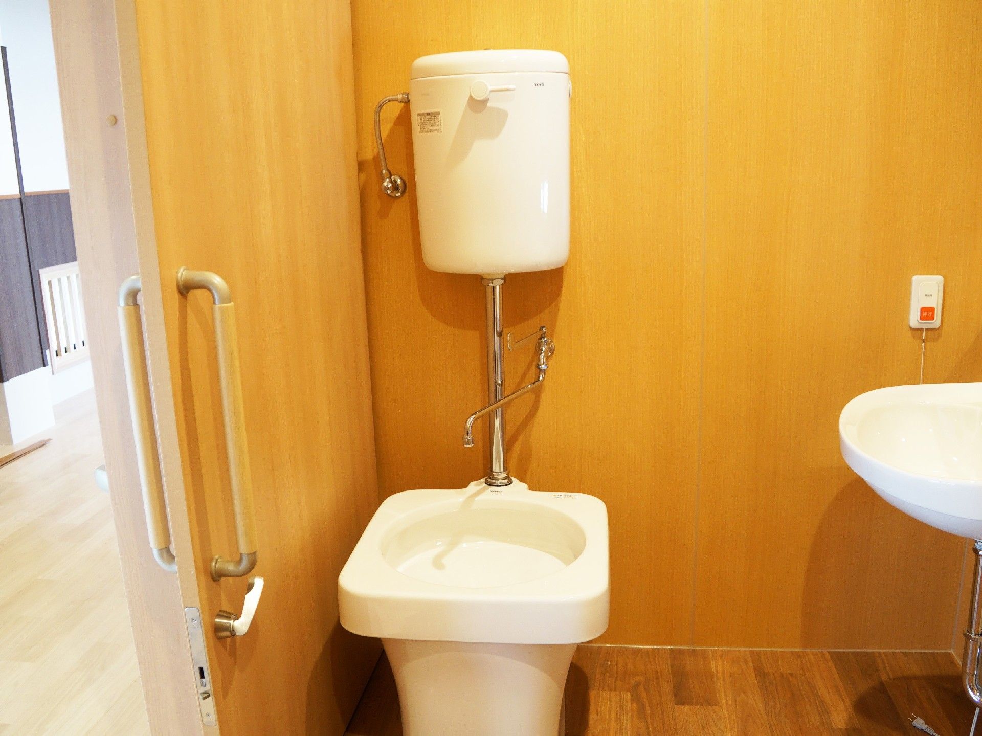 トイレには洗い場もあり、可動式の蛇口もついている。