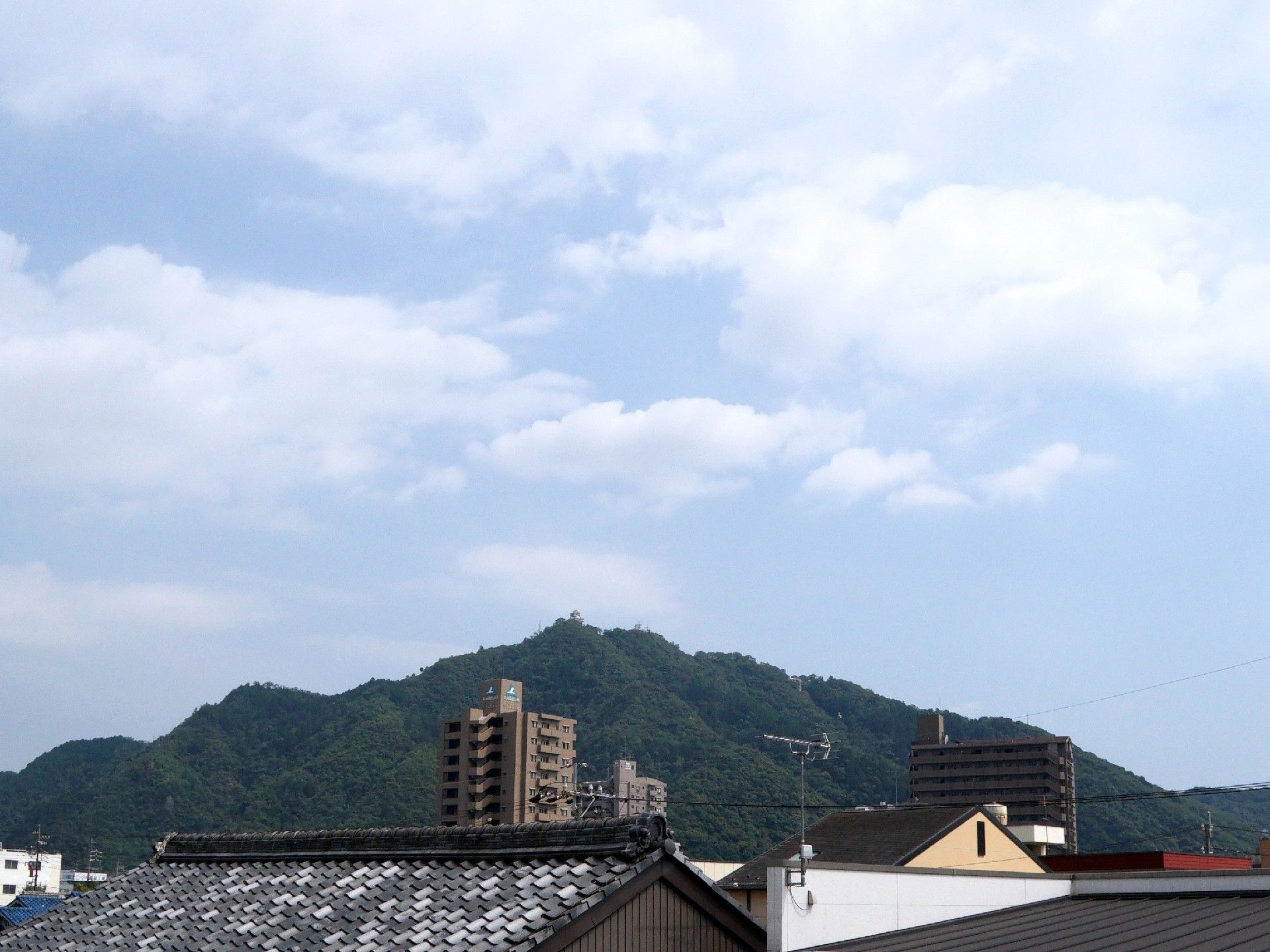 周辺には山だけでなく住みなれた街の風景が広がり、安心できる環境。