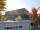 介護施設のエントランスと周辺環境
