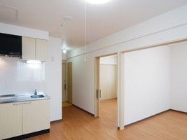 二人でも入居可能な広い部屋。床はフローリングで部屋と部屋の境に段差がなく、車いすでの生活もできる。