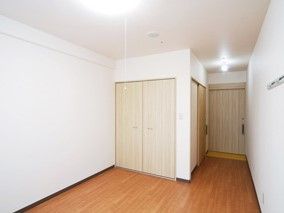 一人用の個室は収納・トイレ・洗面付きのシンプルなワンルームタイプ。