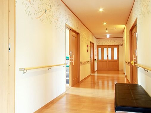 まっすぐな廊下に手すりがある様子。木造で温かみのある色合い