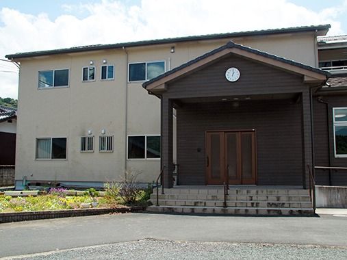 学校の入り口のような雰囲気のある門構えと奥のほうに住居スペースが写っている