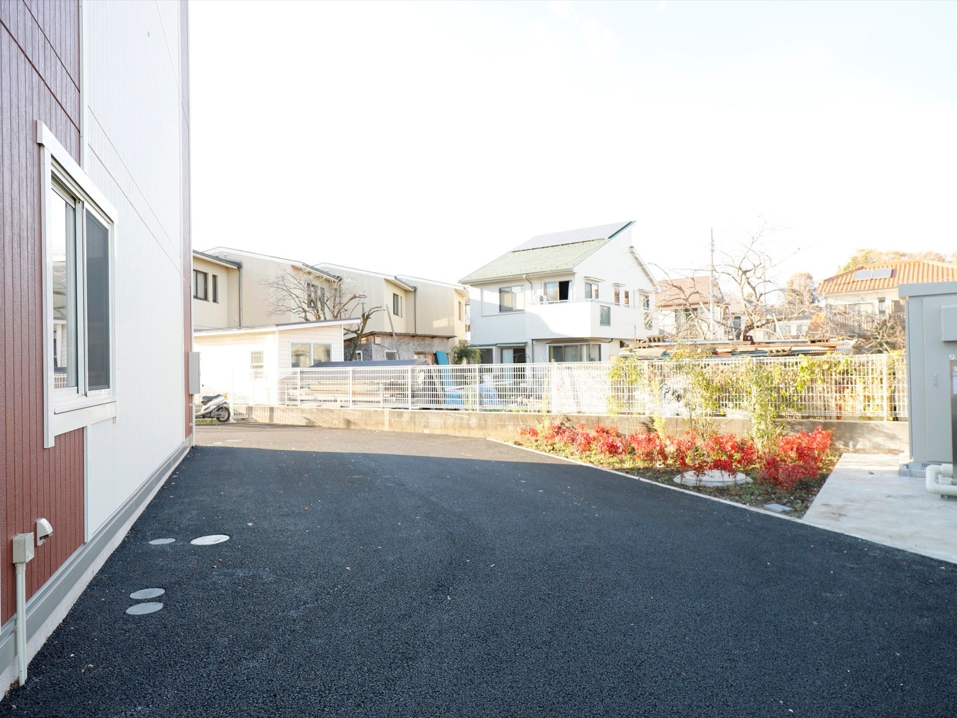 施設は閑静な住宅街に建っているため、静かに過ごすことができる。敷地内には花壇があり、木や季節の花が植えられている。