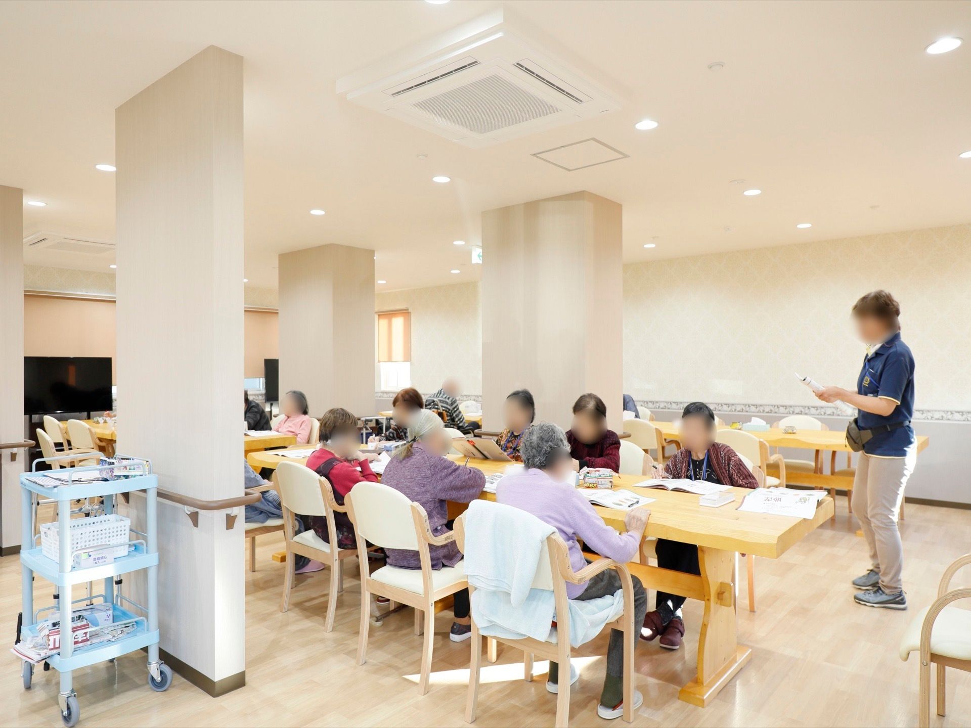 食堂にはシンプルなテーブルや椅子が並んでいる。幅のある柱があり、手すりがついているため安全に歩行することができる。