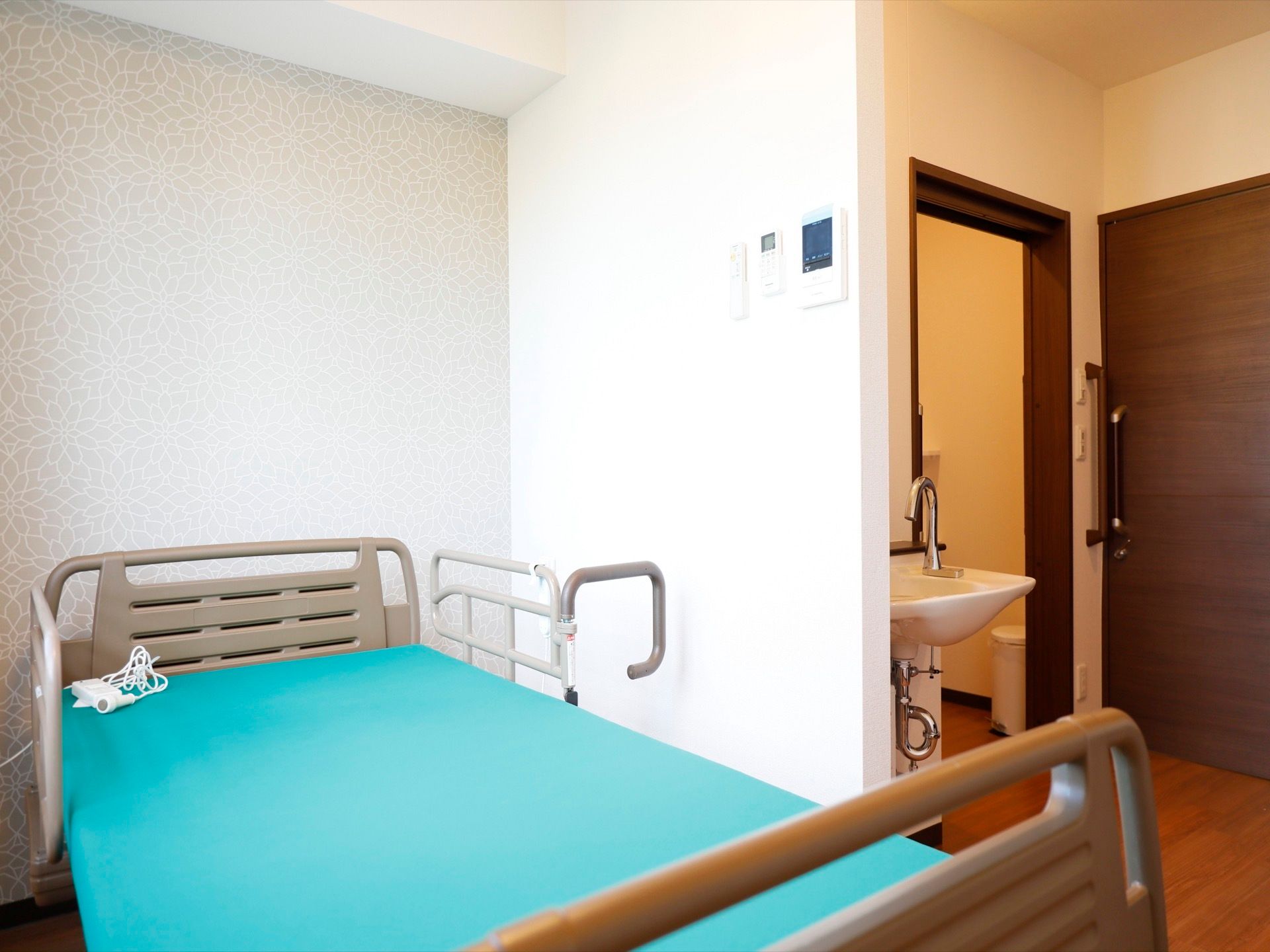 シンプルな介護用ベッドが設置された居室。トイレや洗面台などが備えつけられているため、過ごしやすい空間となっている。