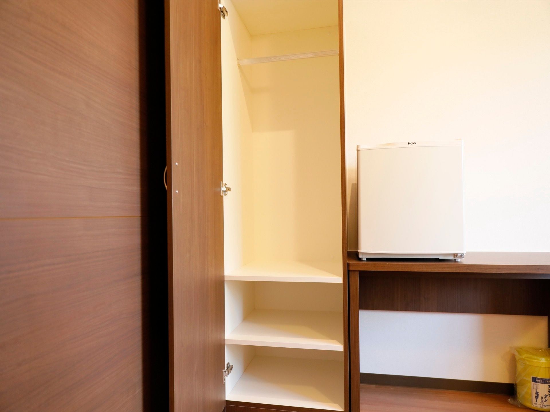 居室にはクローゼットが備えつけられており、洋服をかけることができるポールや棚が取りつけられているため整理整頓がしやすい。