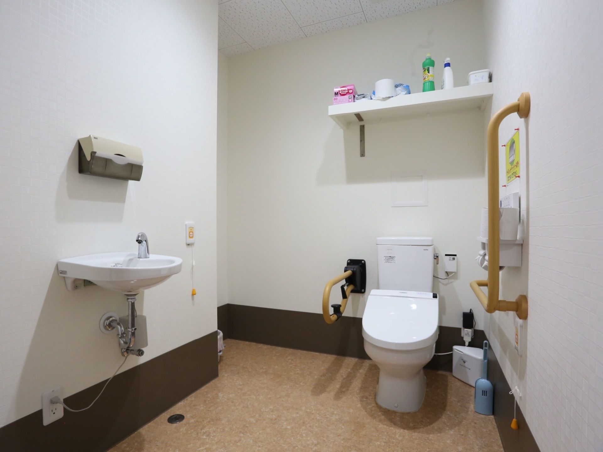 トイレには手すりや呼び出しボタン、手洗器が備えつけられている。車椅子でもストレスなく移動できる広さがある。