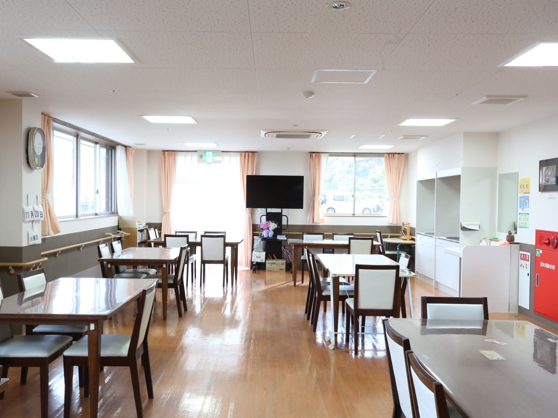 明るい共有スペースの腰窓からは山間の木々を眺めることができる。入居者様は四季の移ろいを感じることができる。