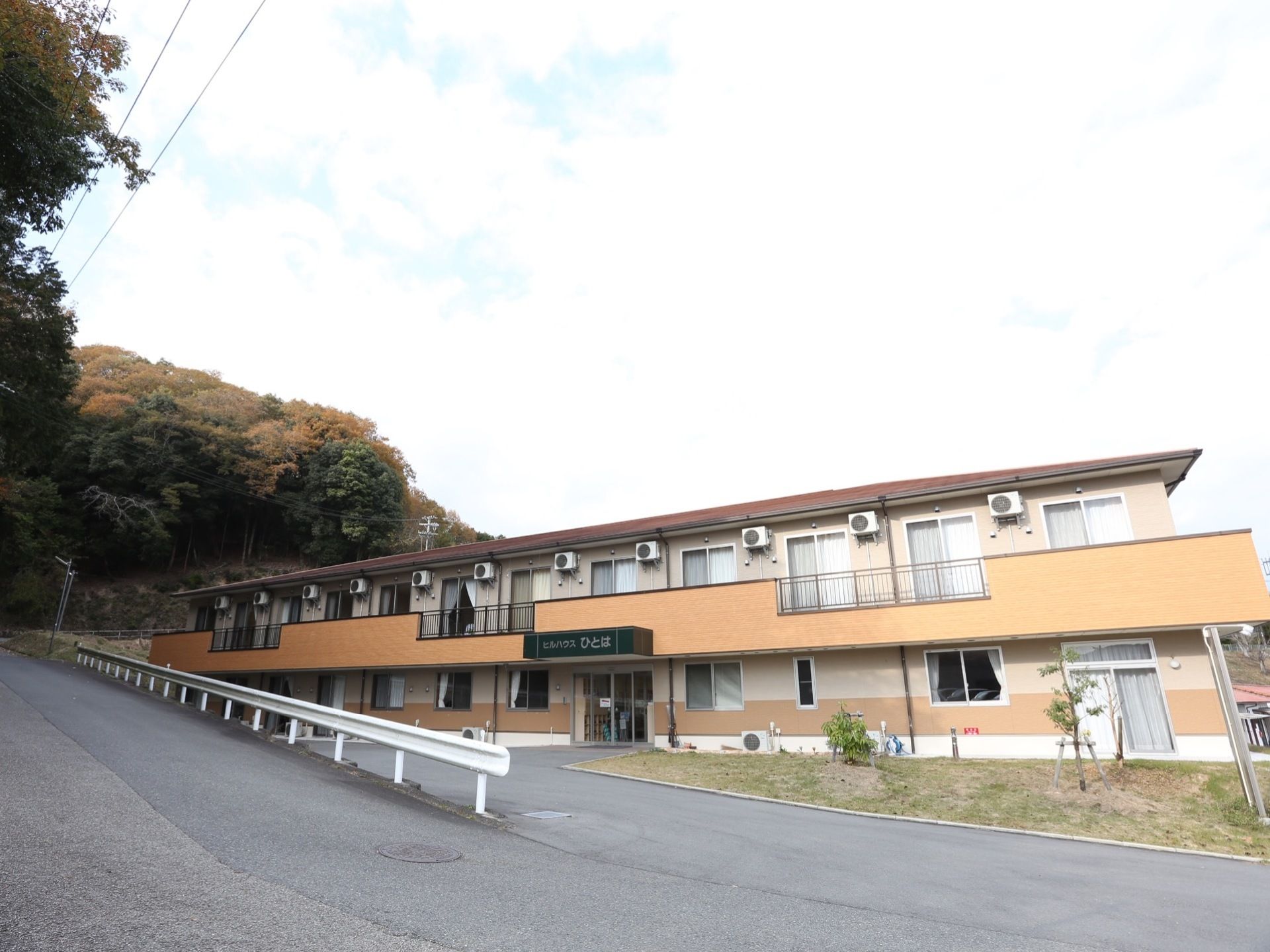 バルコニーの壁には居室で使用するエアコンの室外機がある。壁つけにすることによりスペースを有効に活用することができる。