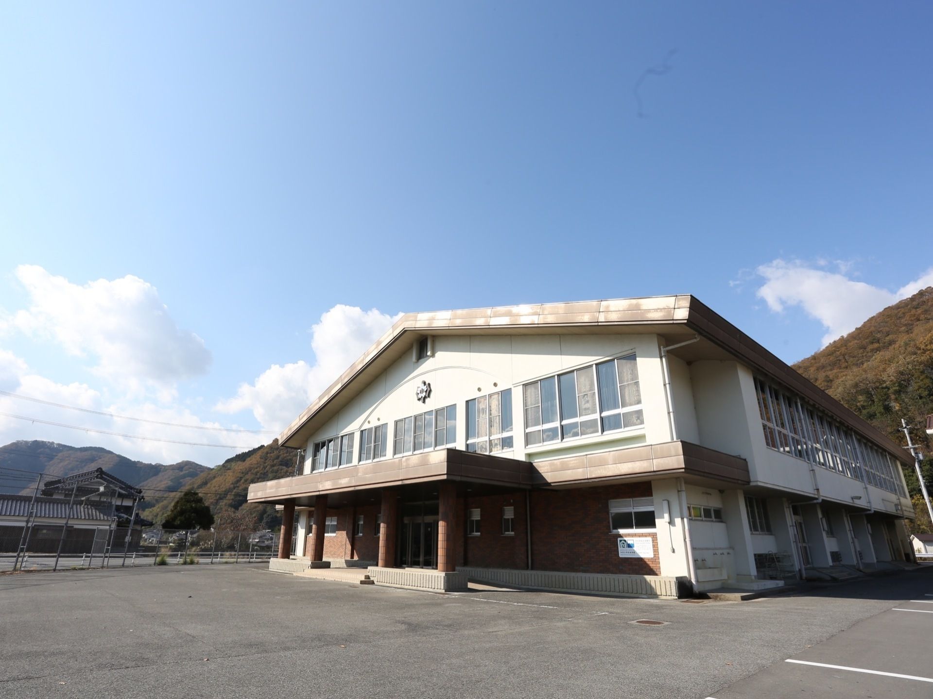三角の屋根が乗った建物は、体育館を再利用したものである。玄関は屋根がせり出し、入り口前はとても広いスペースが広がっている。