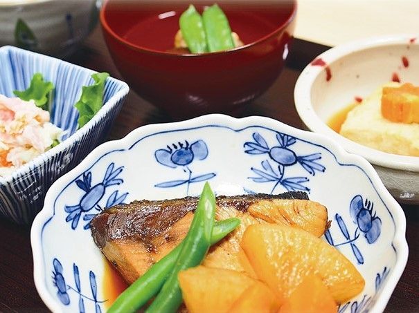 魚と吸い物、その他のおかずが写っているある日のメニュー。品数が多い食事