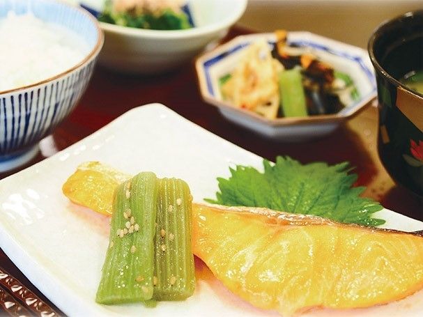 魚のメインとそのほかの副菜が打つている写真。ある日の夕食メニュー