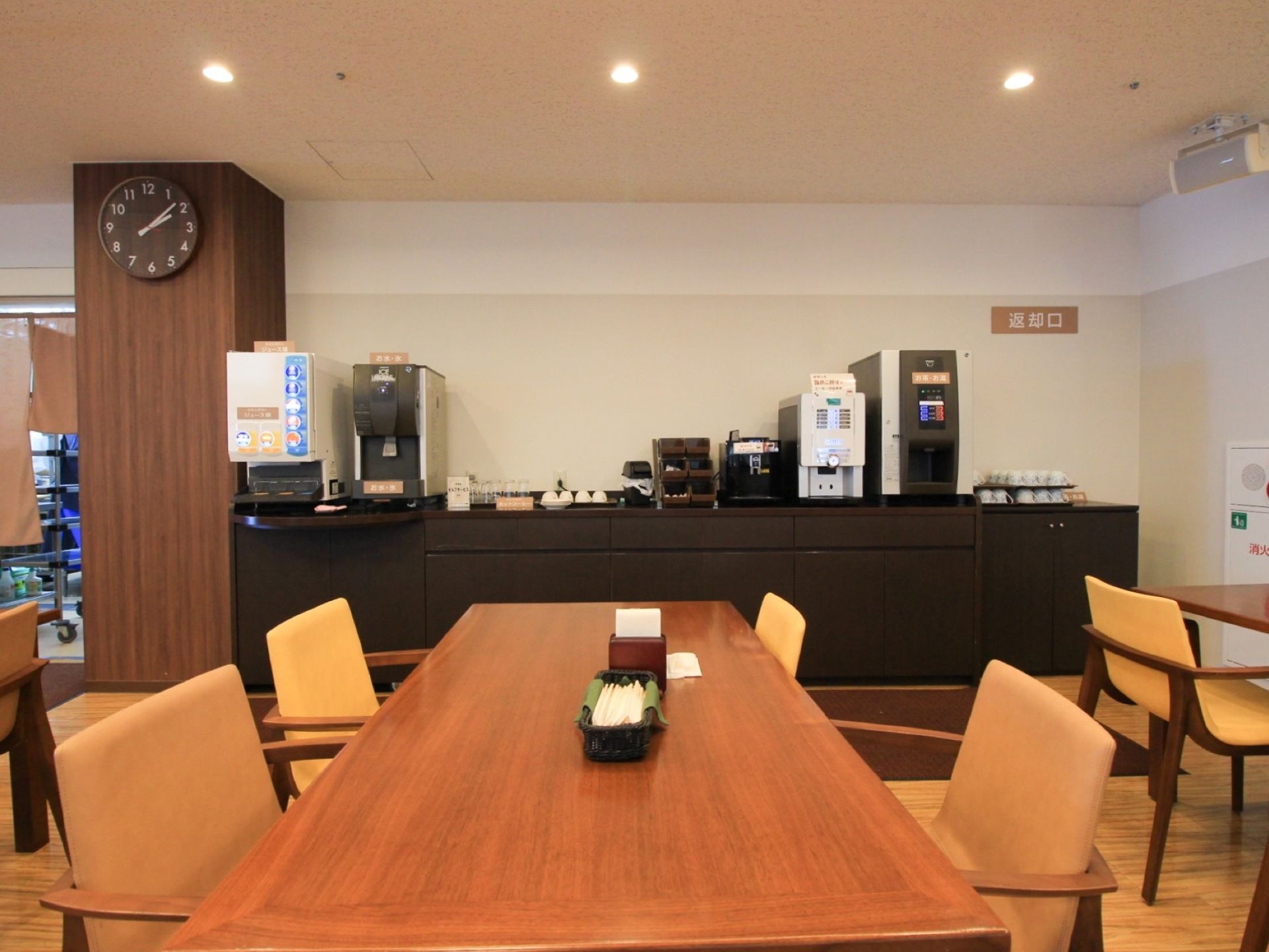 レストランの隅には、ドリンクコーナーが設置されている。本格的な店舗のように、コーヒーやジュースのサーバーが用意してある。