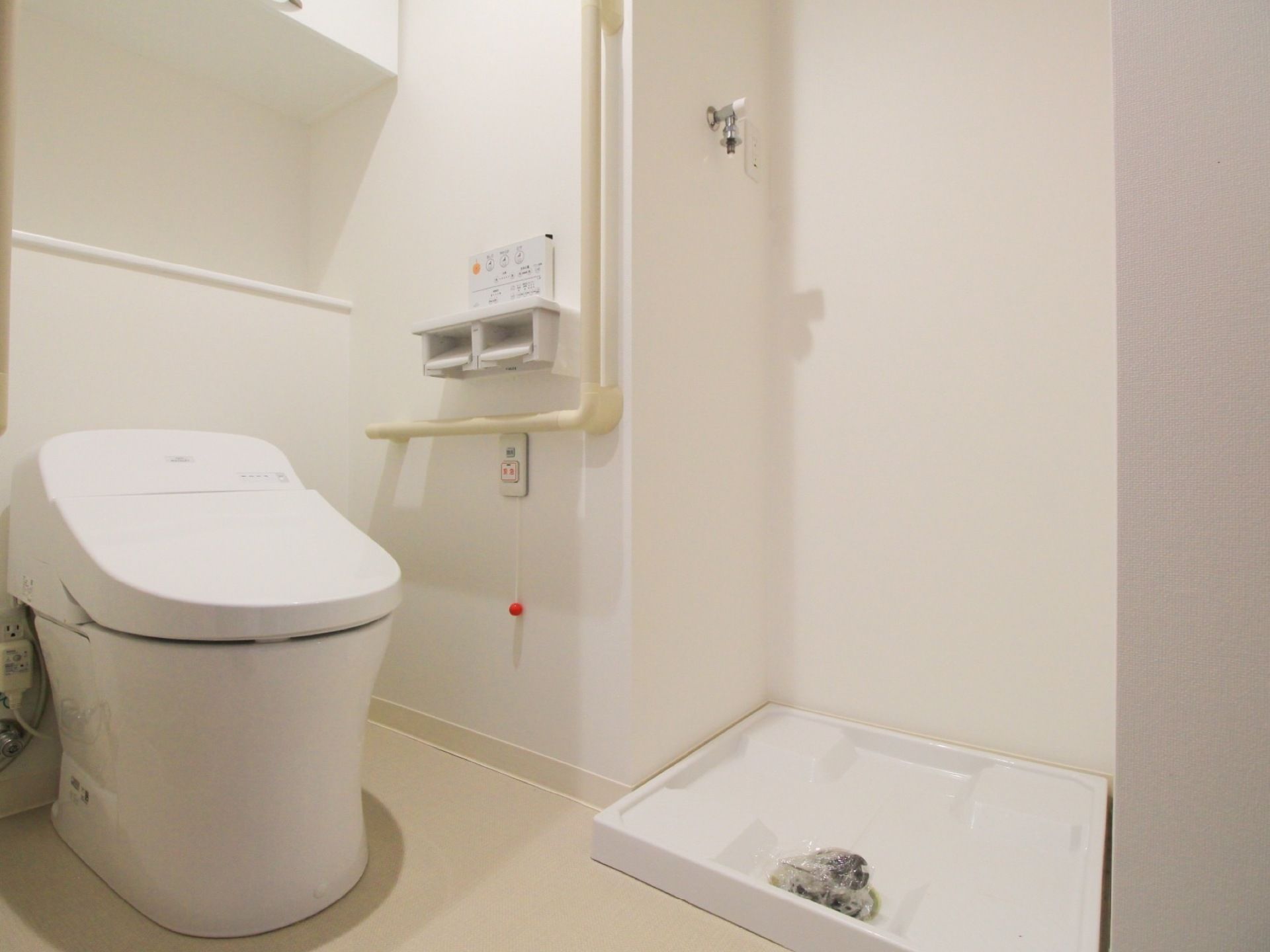 居室ではトイレや洗面台、洗濯機置き場などの水廻りの設備を一か所に集約して設置している。吊戸棚も取り付けてあり、機能的な間取り。