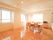 １DKの間取りの部屋は窓が2方向に設置され、太陽光が取り込めるように造られている。窓には安全のため、柵が取り付けてある。