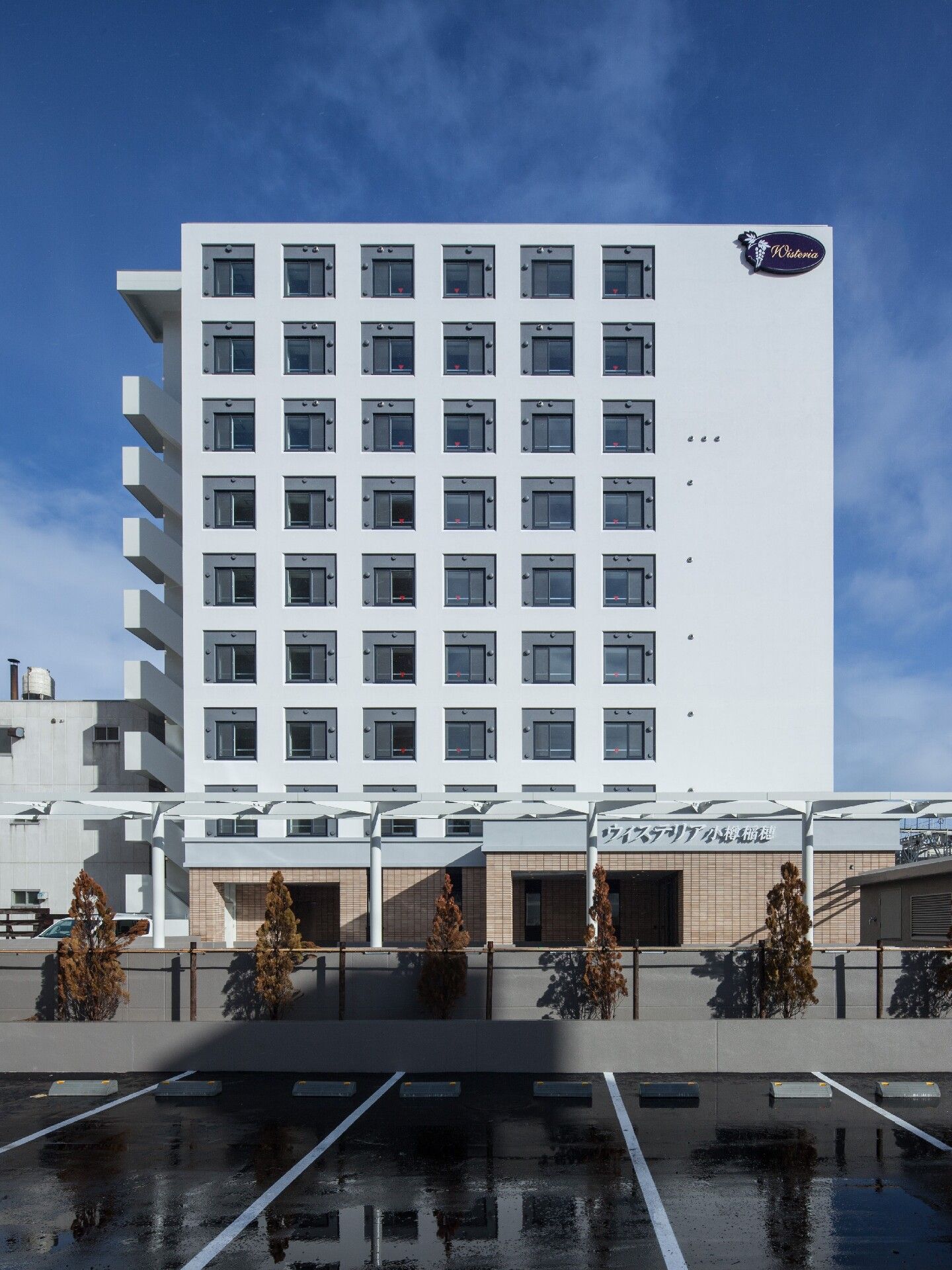 10階建ての高級ホテルのような外観で、日当たりは良好。エントランスは車寄せとして利用できるので、天候の悪い日でも外出が楽にできる。