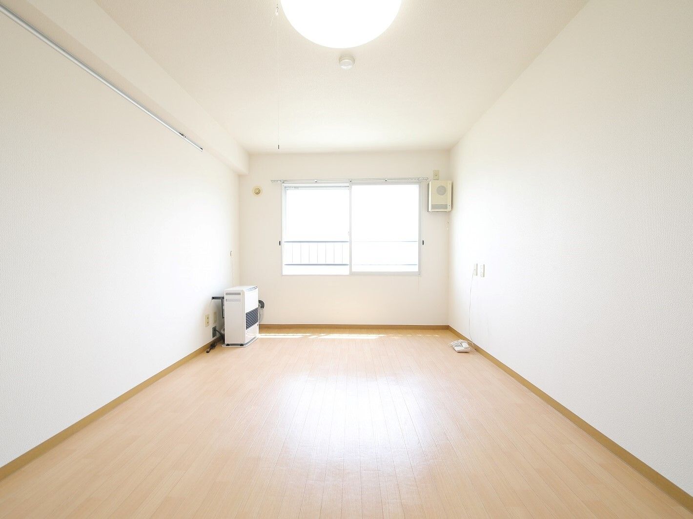 木目調のフローリングと白地の壁とが調和した明るい居室である。暖房が完備されていて、壁には館内放送用のスピーカが設置されている。