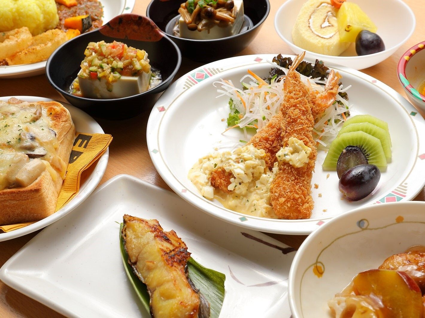 食堂での食事風景。たくさんの入居者が笑顔で食事を楽しんでいる。