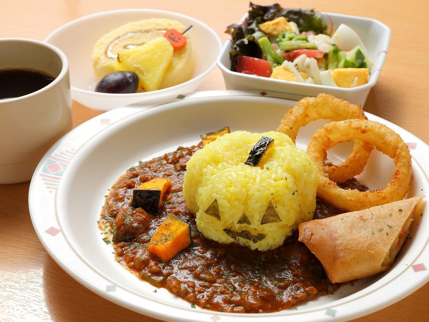 かぼちゃの形のごはんがついたカレーや副菜など、ハロウィン仕様のイベント食