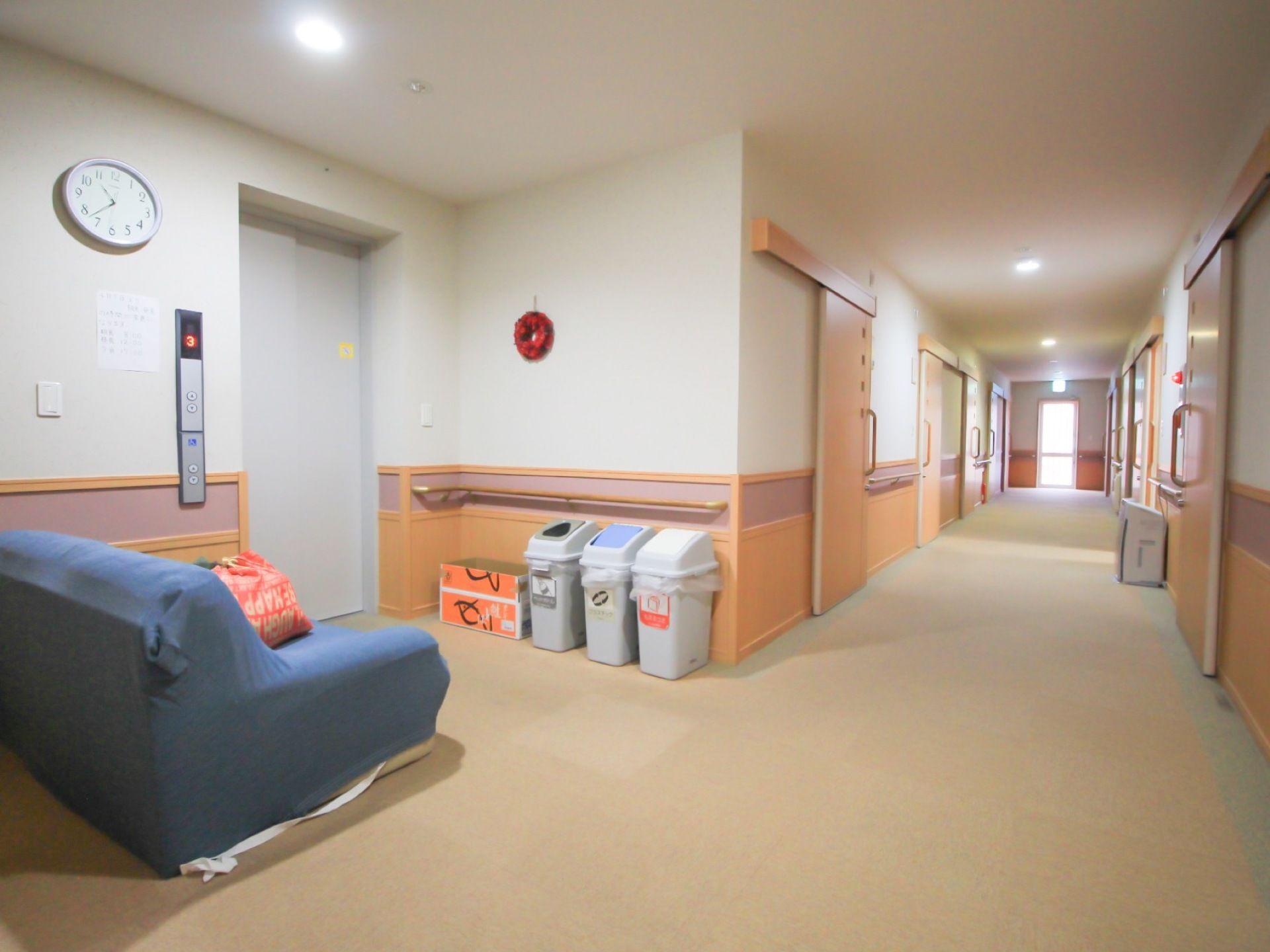 エレベーターは間口が広い。入り口付近にはゴミ箱が置かれている。大きなソファがあり、待ち合わせ場所として使うことができる。