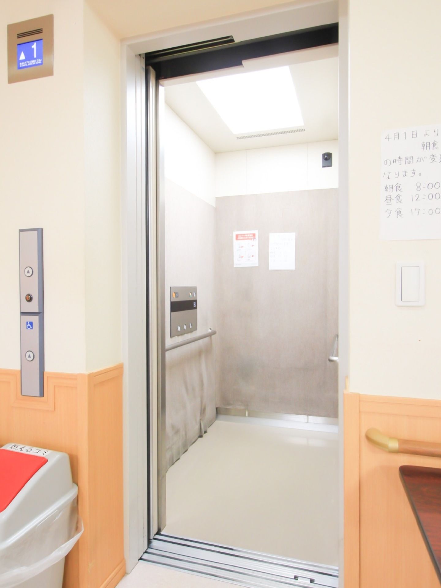 エレベーターにはカメラが設置されている。手すりが備わっているので足腰に不安のある入居者様も安心して使うことができる。