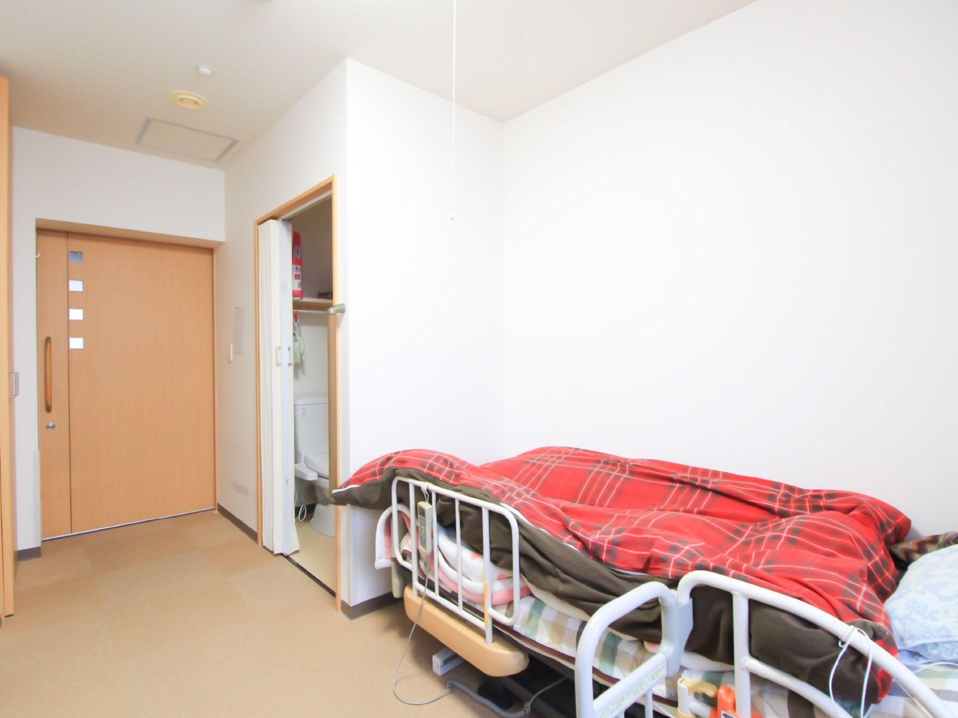 居室はバリアフリー設計で段差がなく広々としている。横開きの扉は間口にゆとりがあり、ゆったり出入りすることができる。