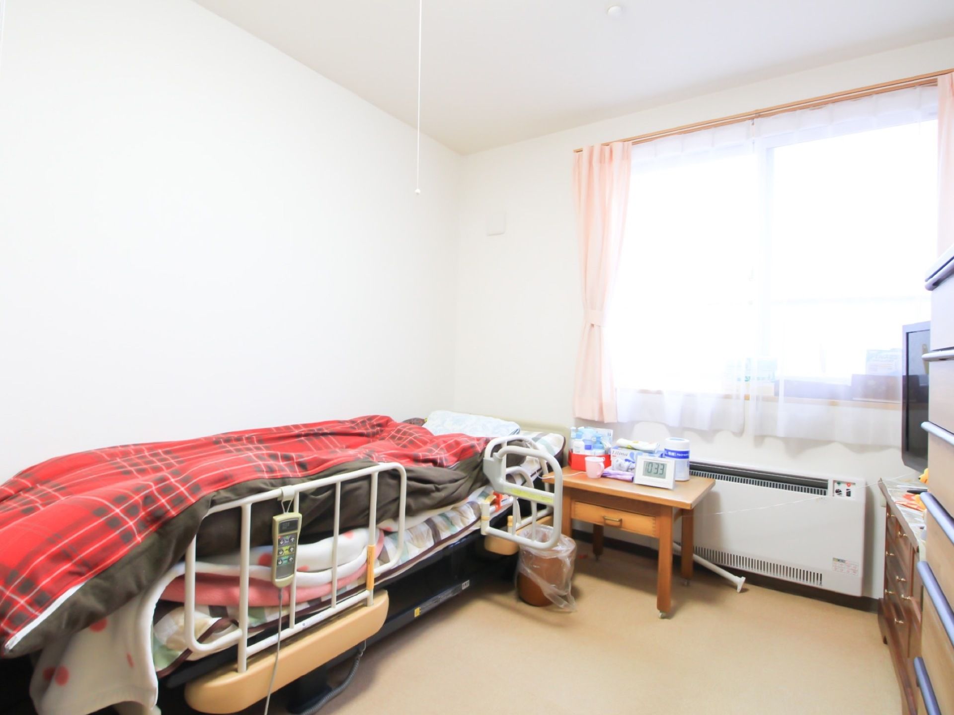 居室の窓は大きく日差しがたっぷり室内に入ってくる。暖房機器が完備されている。ベッドやタンスを置いても広さにゆとりがある。