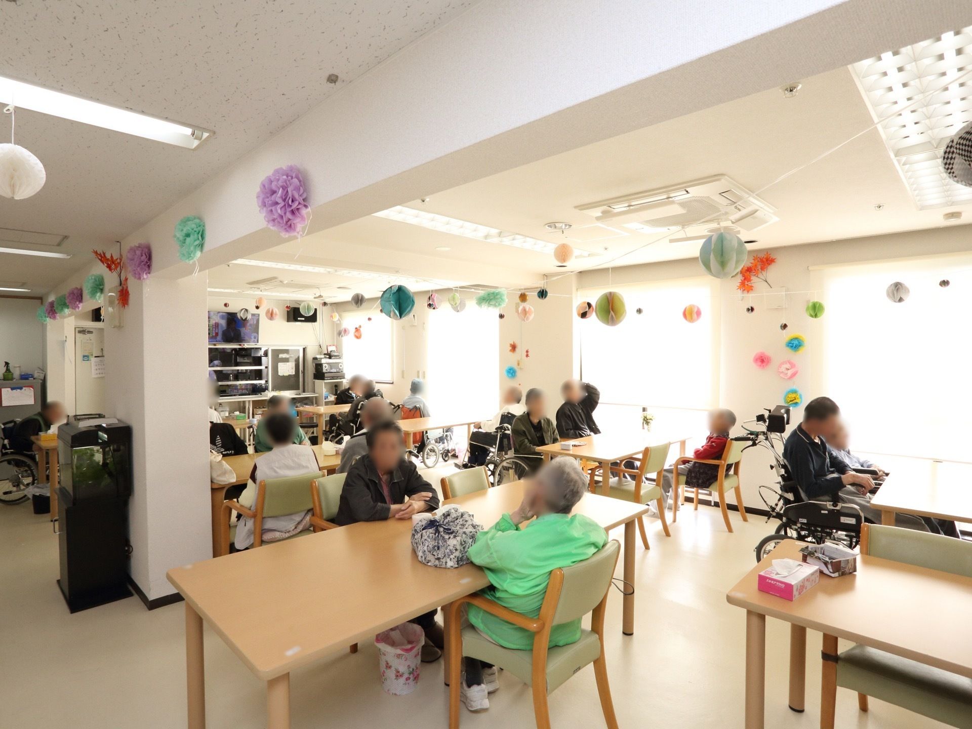 広々と開放的なリビングダイニングには、テーブルが間隔を空けて設置されている。窓が多く明るいので居心地の良い部屋。